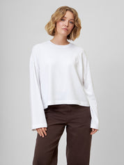 Tragebild Longsleeve CARA in weiß mit brauner MARIT Jeanshose von Vorne