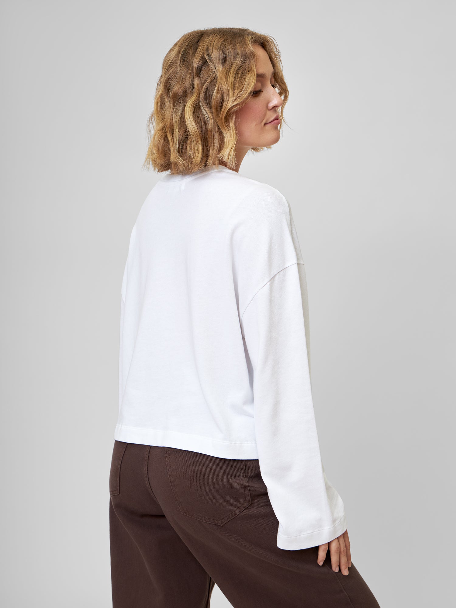 Tragebild Longsleeve CARA in weiß mit brauner MARIT Jeanshose Seitlich