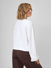 Tragebild Longsleeve CARA in weiß mit brauner MARIT Jeanshose Seitlich