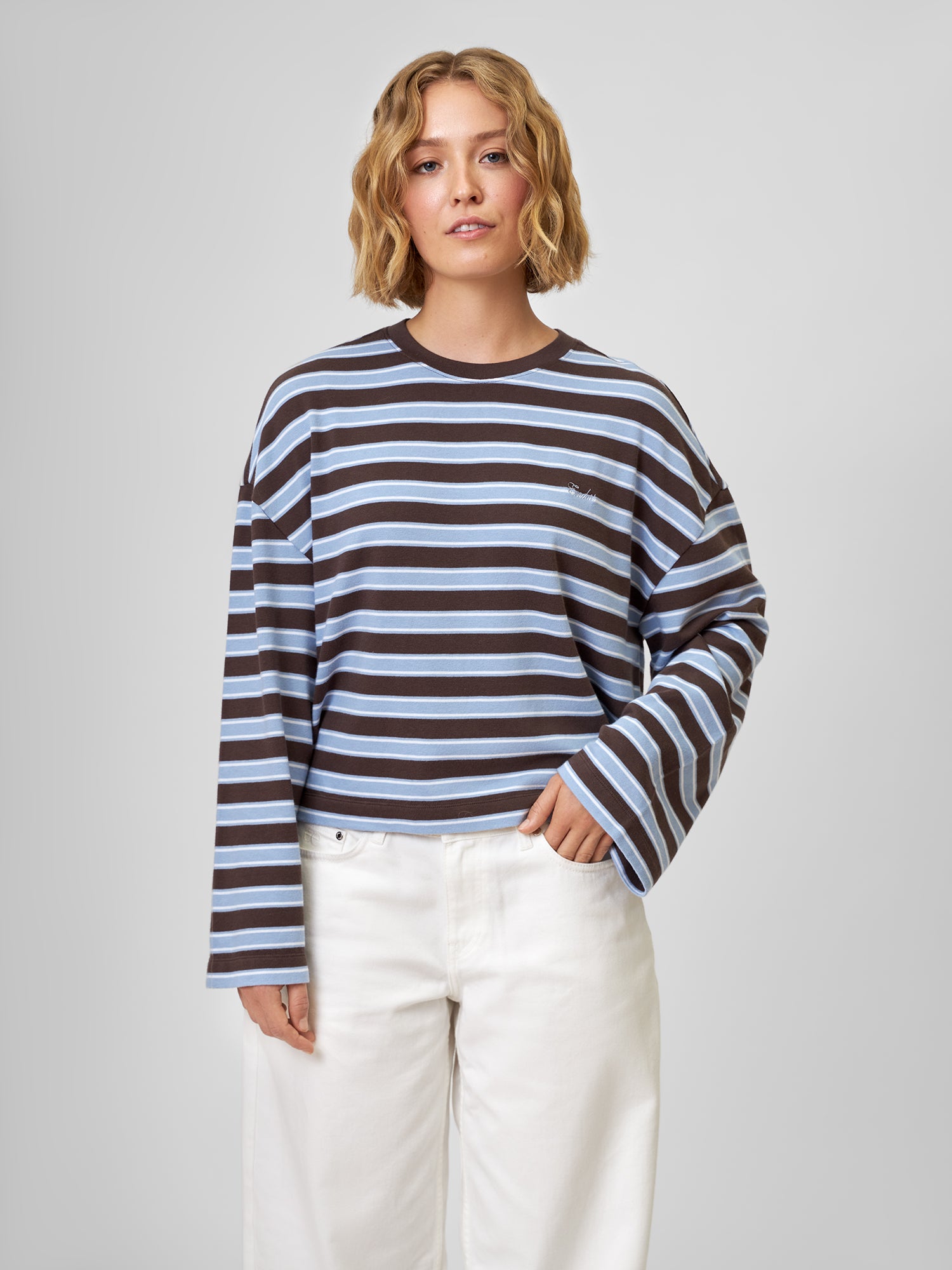 Tragebild Longsleeve CARA mit hellblau und braunen Streifen und weißer BARELLA Barrell-Jeans von Vorne