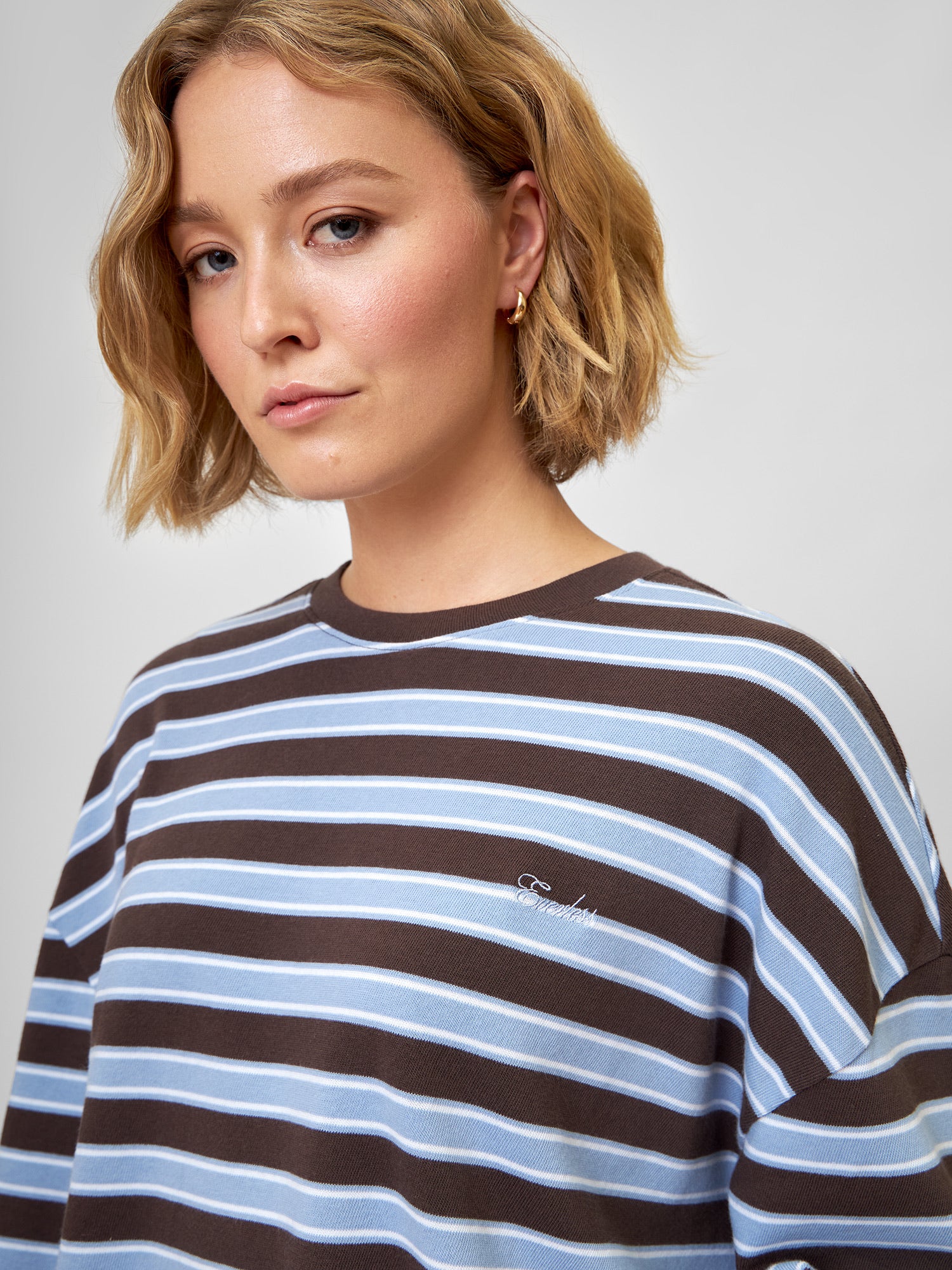 Detailbild Longsleeve CARA mit hellblau und braunen Streifen und weißer BARELLA Barrell-Jeans von Vorne