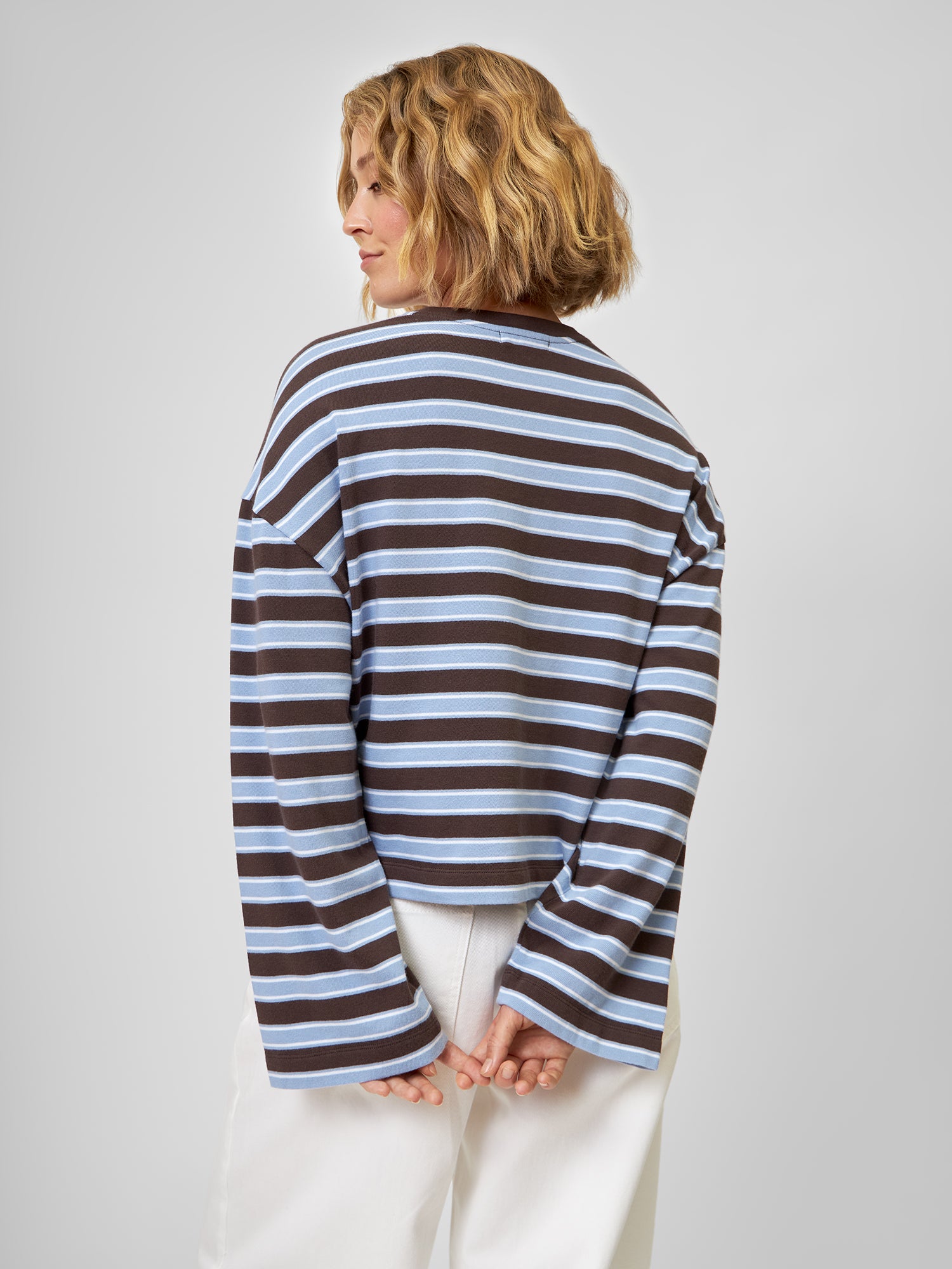 Tragebild Longsleeve CARA mit hellblau und braunen Streifen und weißer BARELLA Barrell-Jeans von Hinten
