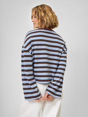 Tragebild Longsleeve CARA mit hellblau und braunen Streifen und weißer BARELLA Barrell-Jeans von Hinten