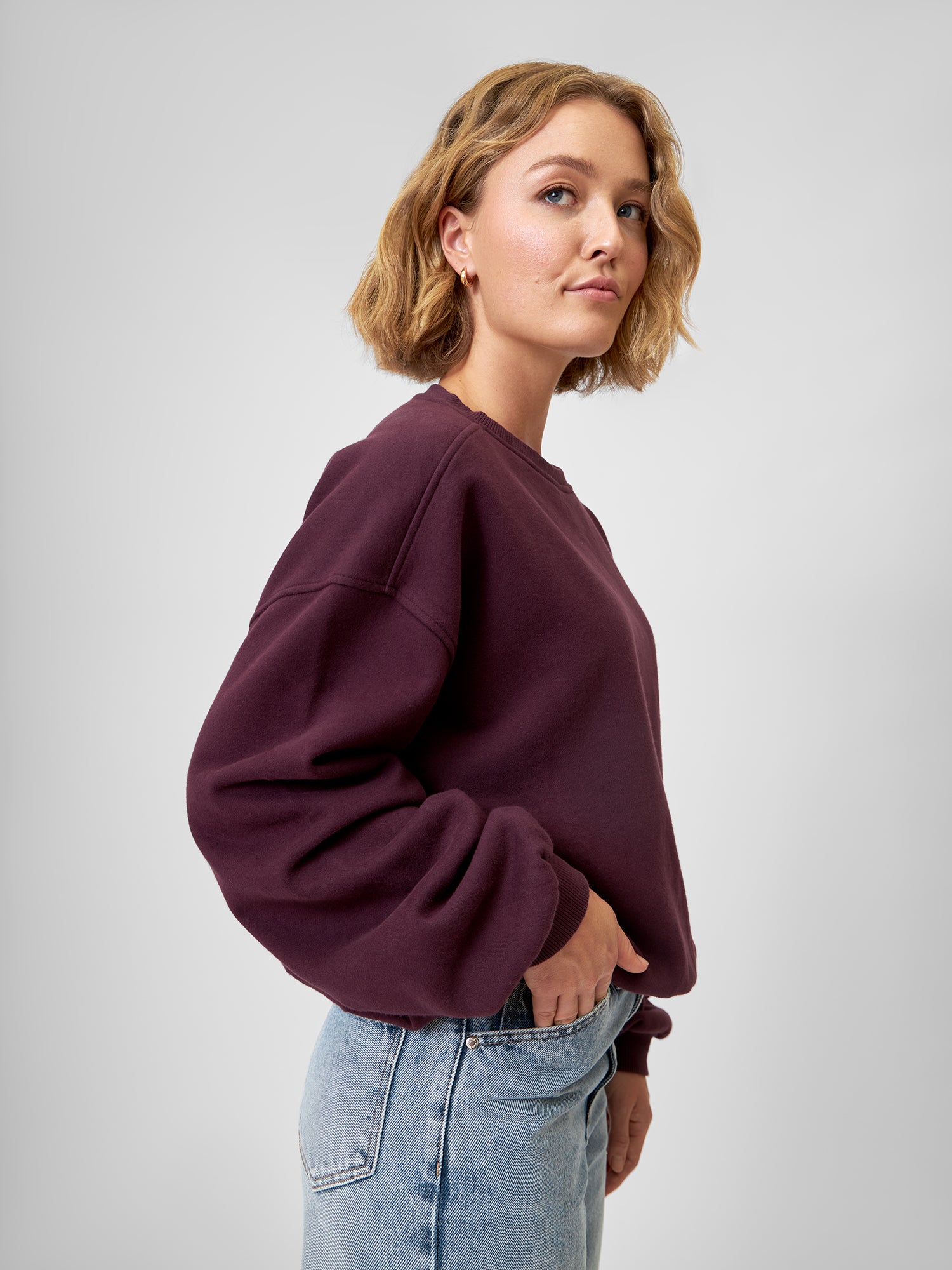 Tragebild Pullover LAURA 2.0 in Burgundy Seitlich