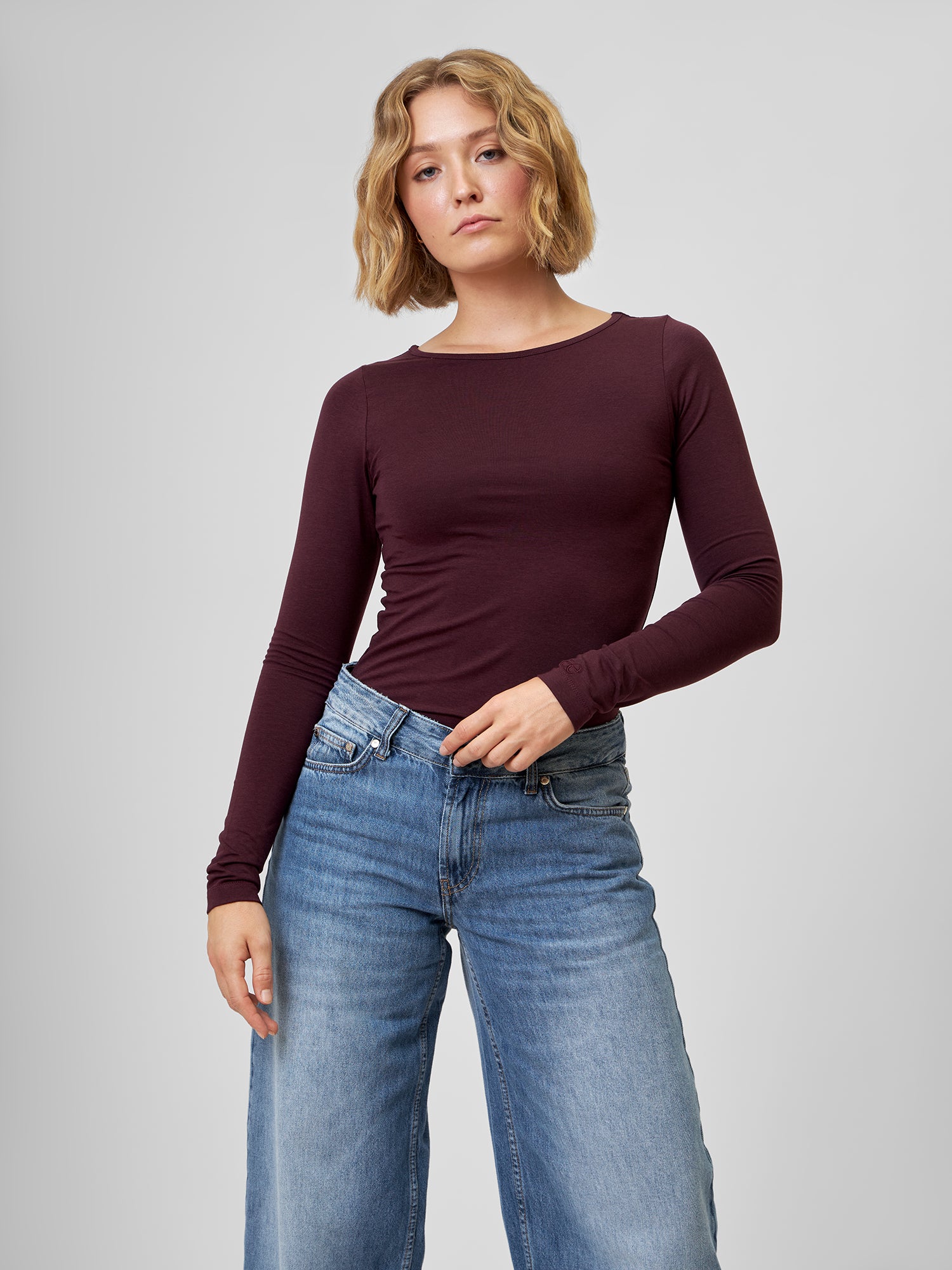 Tragebild Longsleeve ISA in der Farbe burgundy mit Barrell-Jeans BARELLAA Vorne