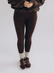 Vorderansicht von MONA mit breitem High-Waist-Bund und eng anliegendem Bein.