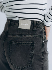 Rückwärtige Detailaufnahme mit aufgesetzten Gesäßtaschen und Markenpatch am Bund