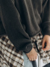 Detailaufnahme von IVA mit gerippten Ärmelbündchen und locker gerolltem Saumabschluss