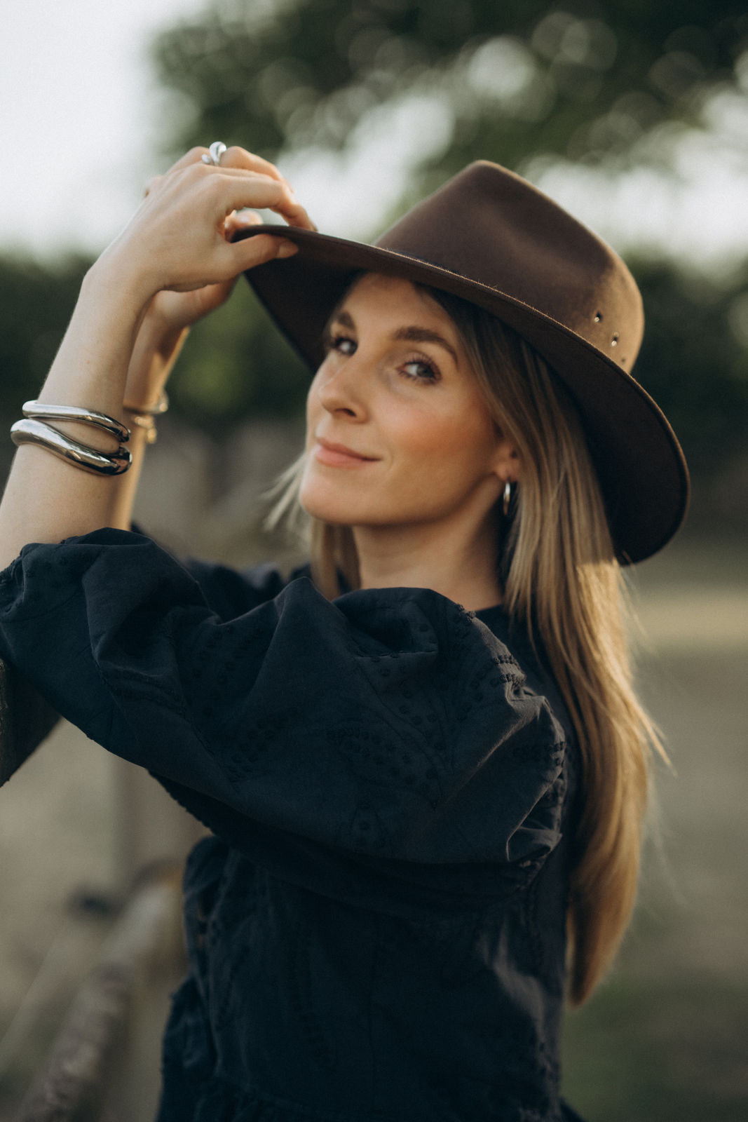 Lisa Nahaufnahme Gesicht mit Bluse FENJA und Cowboyhut und Link zum Farbtypentest