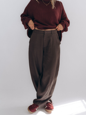 Michi trägt GERLINDA von vorn zu einem burgunderfarbenen Strickpullover; Bund und weit fallende Silhouette sind gut sichtbar.