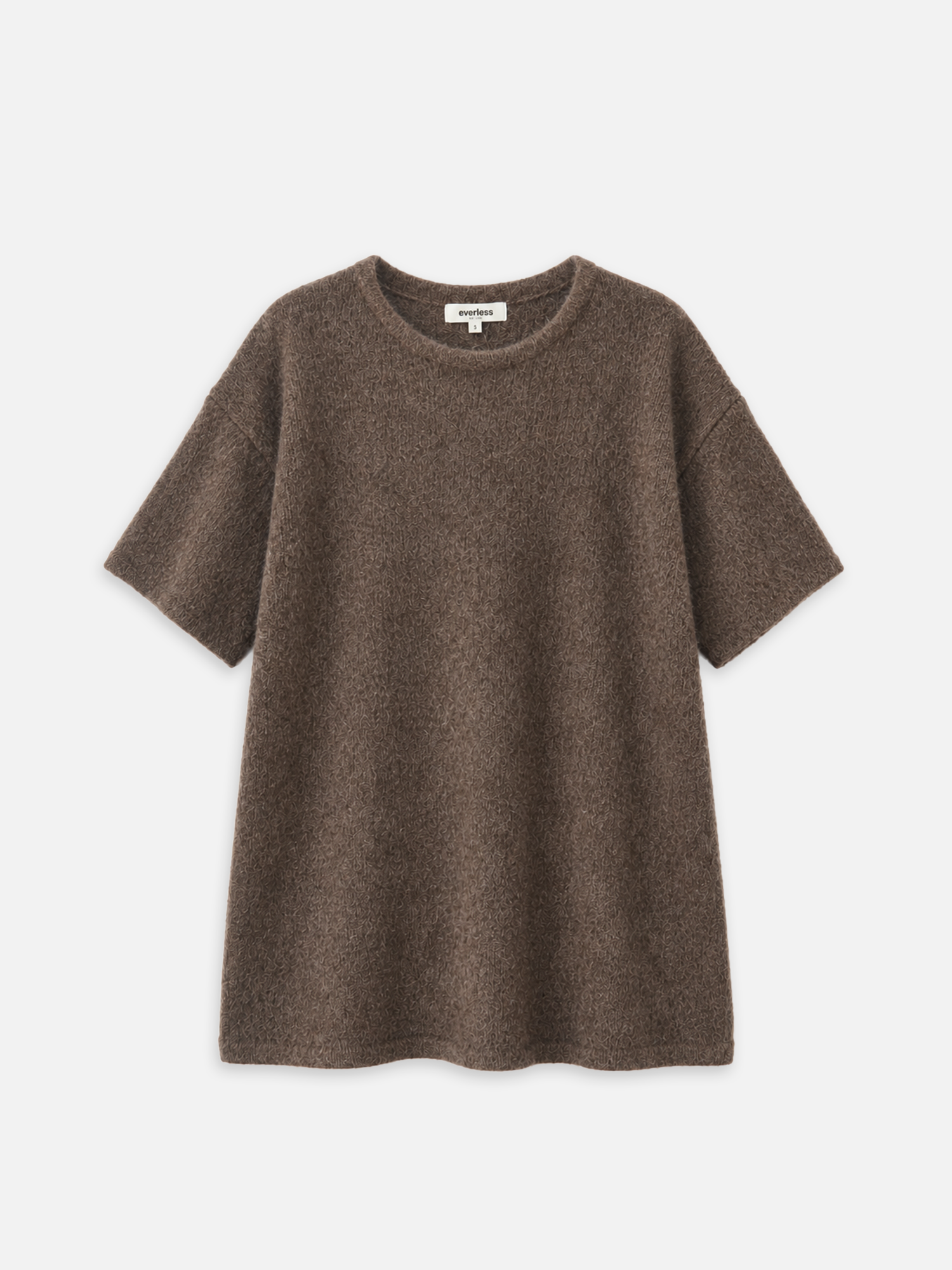 Strickkleid GITTE in Braun mit weitem, knielangem Schnitt, Rundhalsausschnitt und kurzen Ärmeln.