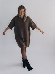 GITTE am Model in Vorderansicht mit weiter, gerader Silhouette.