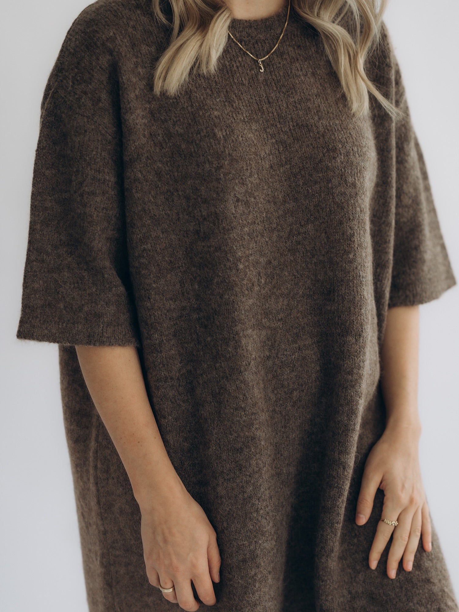Nahaufnahme von GITTE mit flauschiger brauner Strickstruktur.