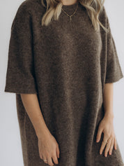 Nahaufnahme von GITTE mit flauschiger brauner Strickstruktur.