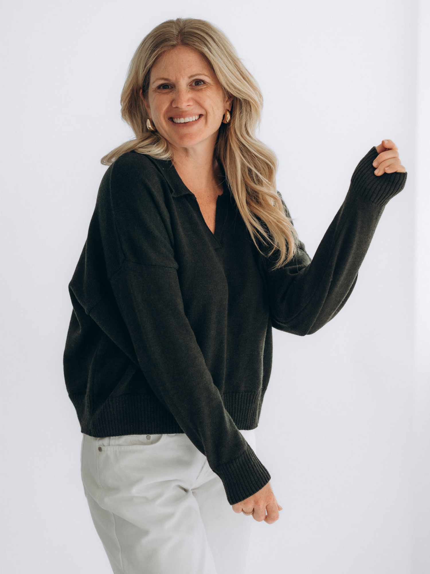 Angi trägt HILDE von vorn zu einer weißen Hose; der gerade, leicht verkürzte Schnitt ist gut sichtbar.