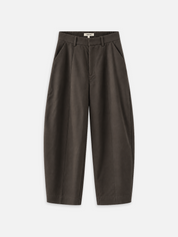 Stoffhose GERLINDA in Dunkelbraun mit Bundfalten, Gürtelschlaufen, seitlichen Eingrifftaschen und weitem Barrel-Bein.
