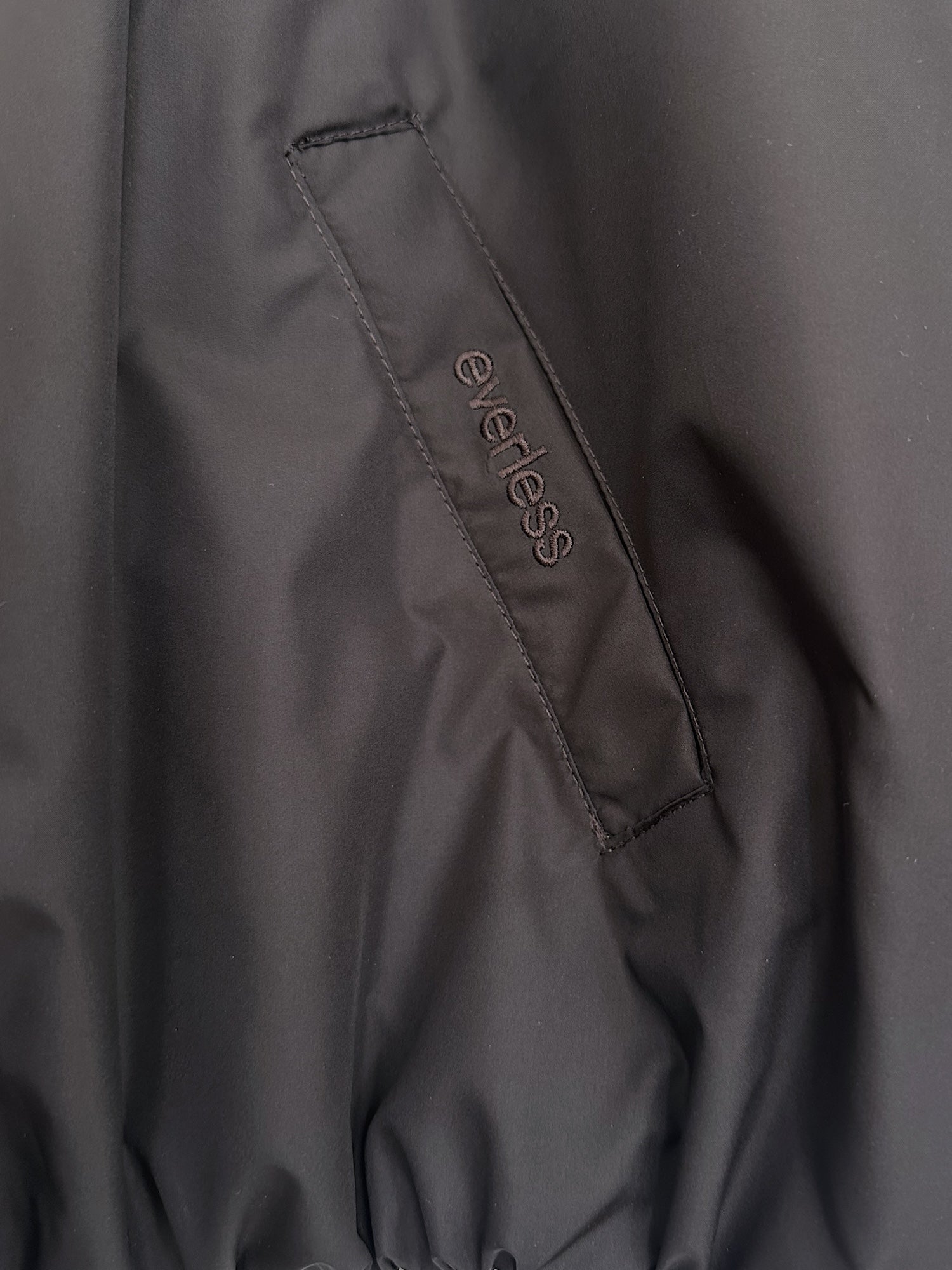Detailansicht everless Stitching an der Jackentasche