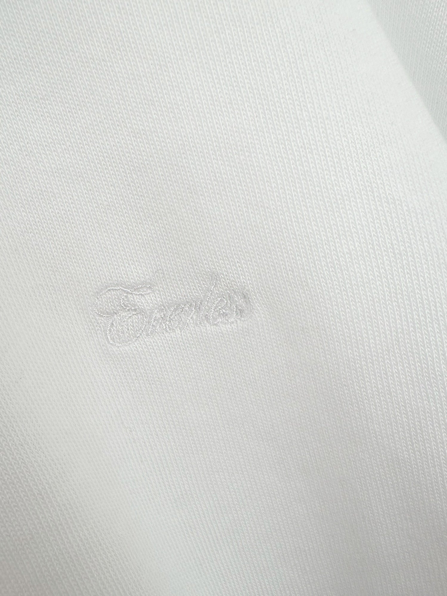 Weiße gestickter everless Schriftzug auf Longsleeve