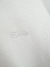 Weiße gestickter everless Schriftzug auf Longsleeve