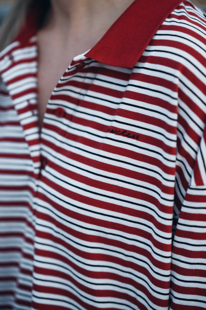 Detailaufnahme Longsleeve NORA gestreift schwarz weiß rot mit everless Schriftzug Logo