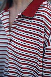 Detailaufnahme Longsleeve NORA gestreift schwarz weiß rot mit everless Schriftzug Logo