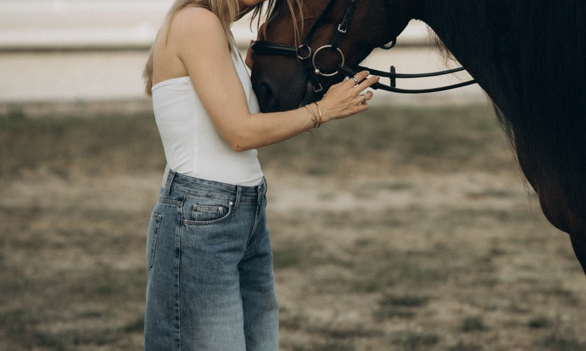 Foto Lisa mit Pferd und blauer Jeanshose BARELLAA