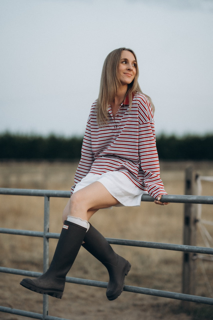 Foto Lisa auf Zaun sitzend mit gestreiften Longsleeve NORA