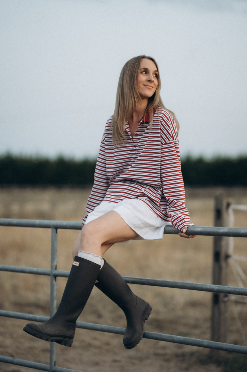 Foto Lisa auf Zaun sitzend mit gestreiften Longsleeve NORA