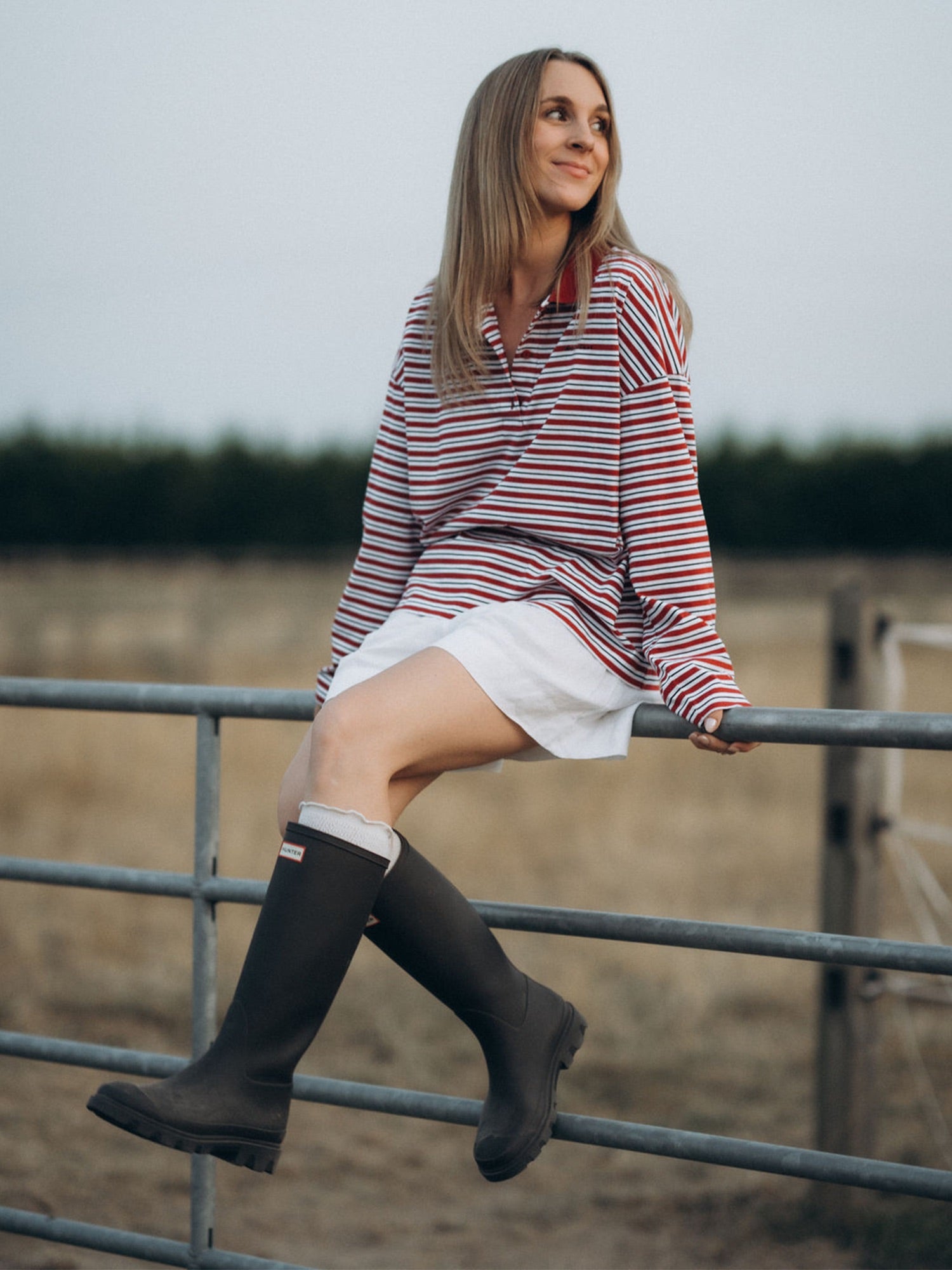Bild LISA mit gestreiftem Longsleeve NORA rot, weiß und schwarz