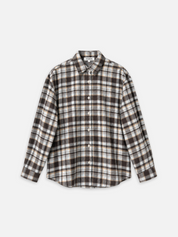 Flanellhemd BERTHA in Check Brown mit Hemdkragen, Knopfleiste, langen Ärmeln und abgerundetem Saum.