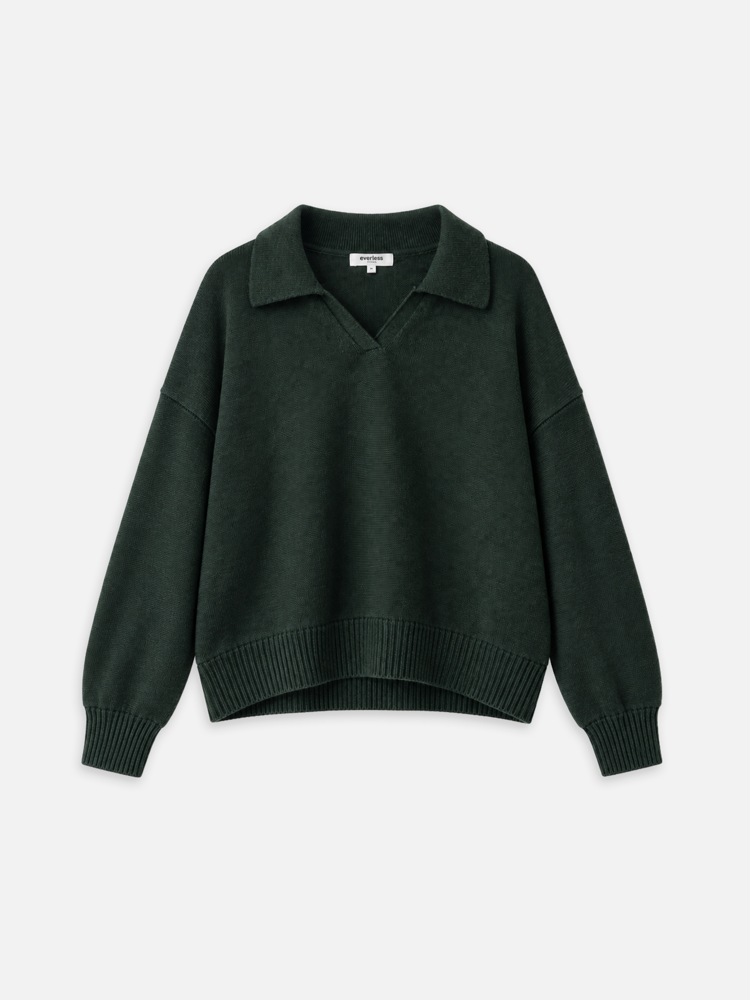 Strickpullover HILDE in Pine Green mit offenem Polokragen, langen Ärmeln und gerippten Abschlüssen.
