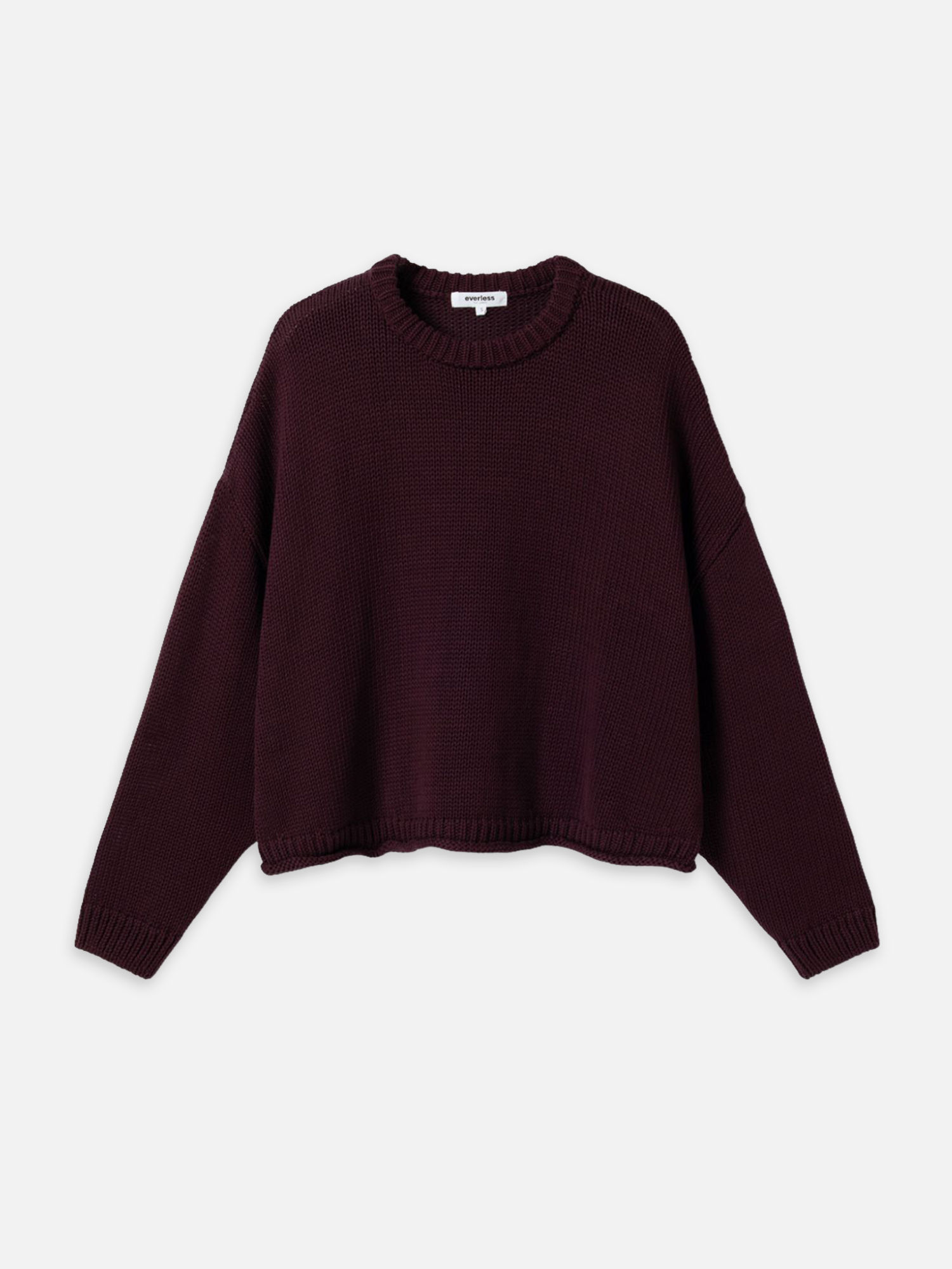 Strickpullover IVA in Burgundy mit Rundhalsausschnitt, langen Ärmeln, gerippten Bündchen und leicht gerolltem Saum.