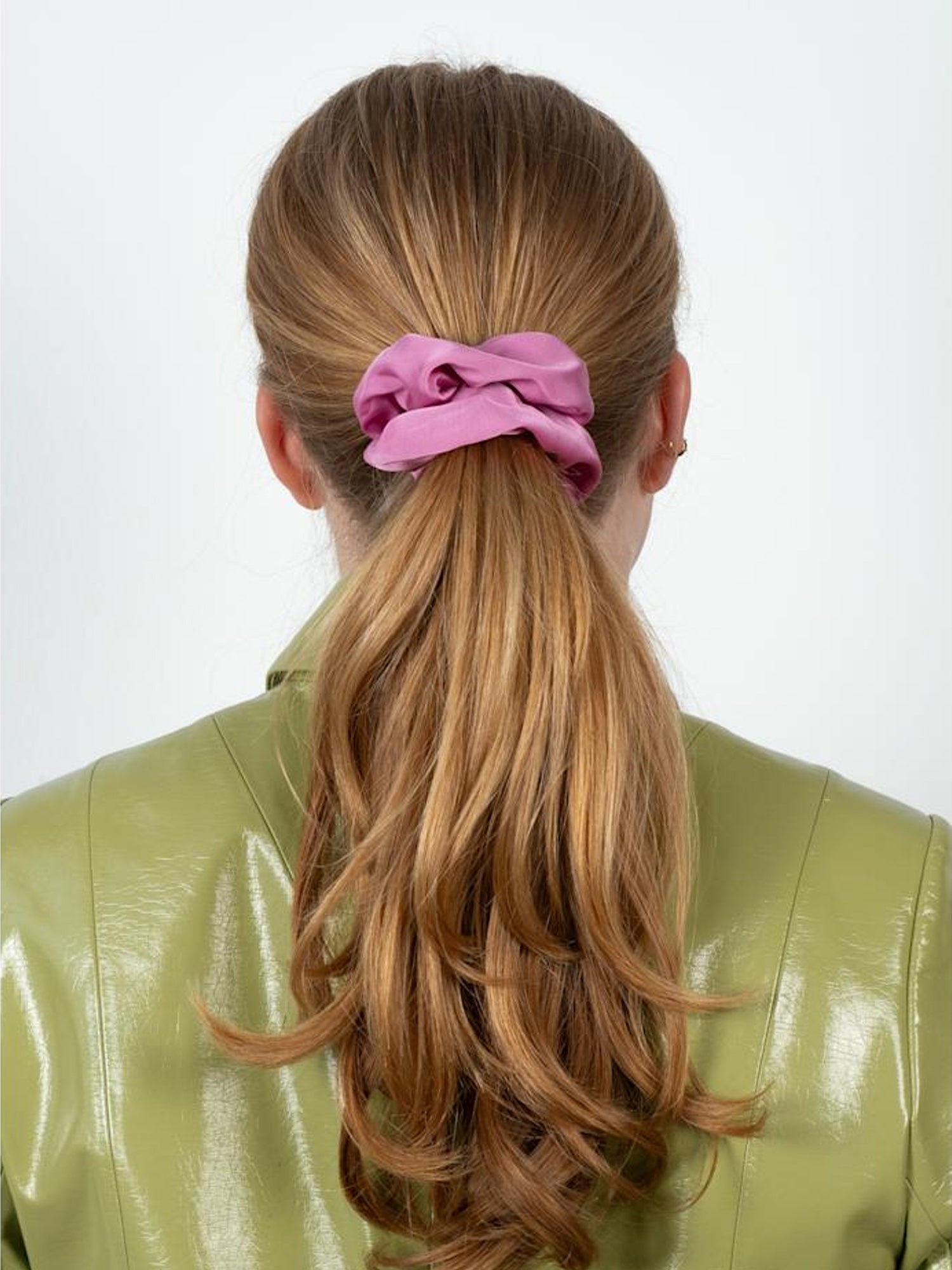 Scrunchie RIBBON in der Farbe Fuchsia Tragebild gebunden als Zopf