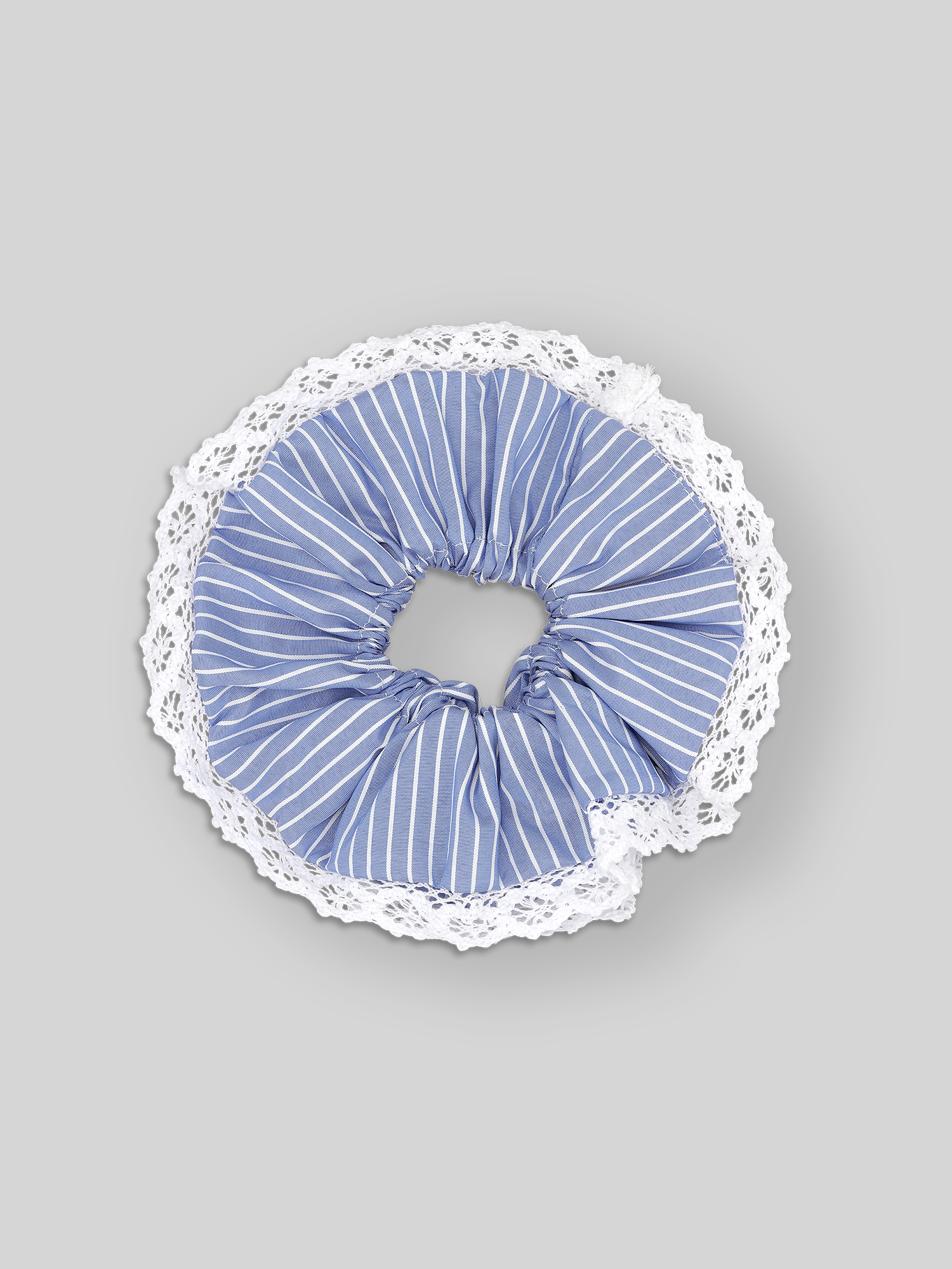 Scrunchie_SVEA_lightblue-white_striped.png