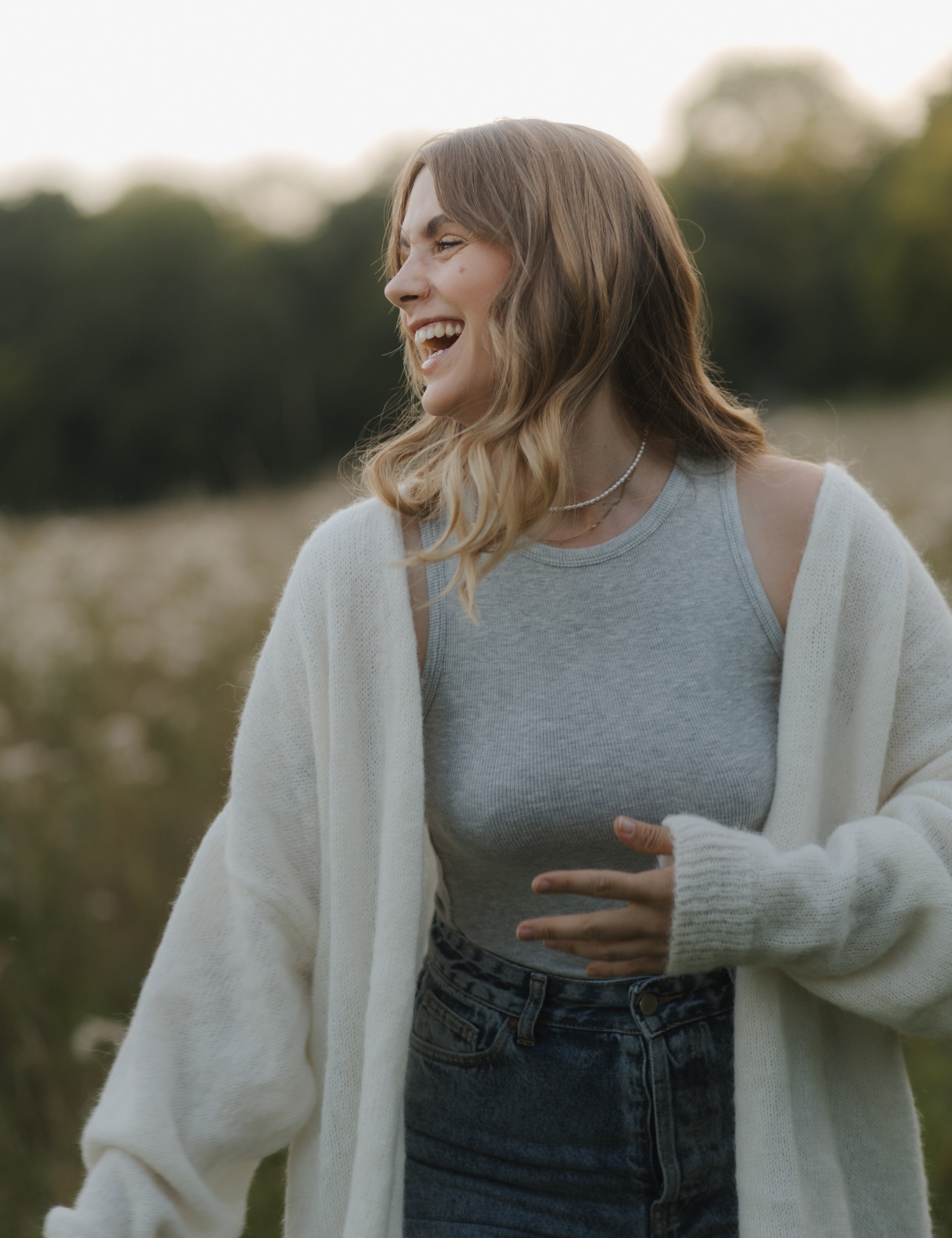 everless_Strickjacke-JESSY-weiss_Top-ANNA-grau_Jeans-JANNA-blau_1.jpg