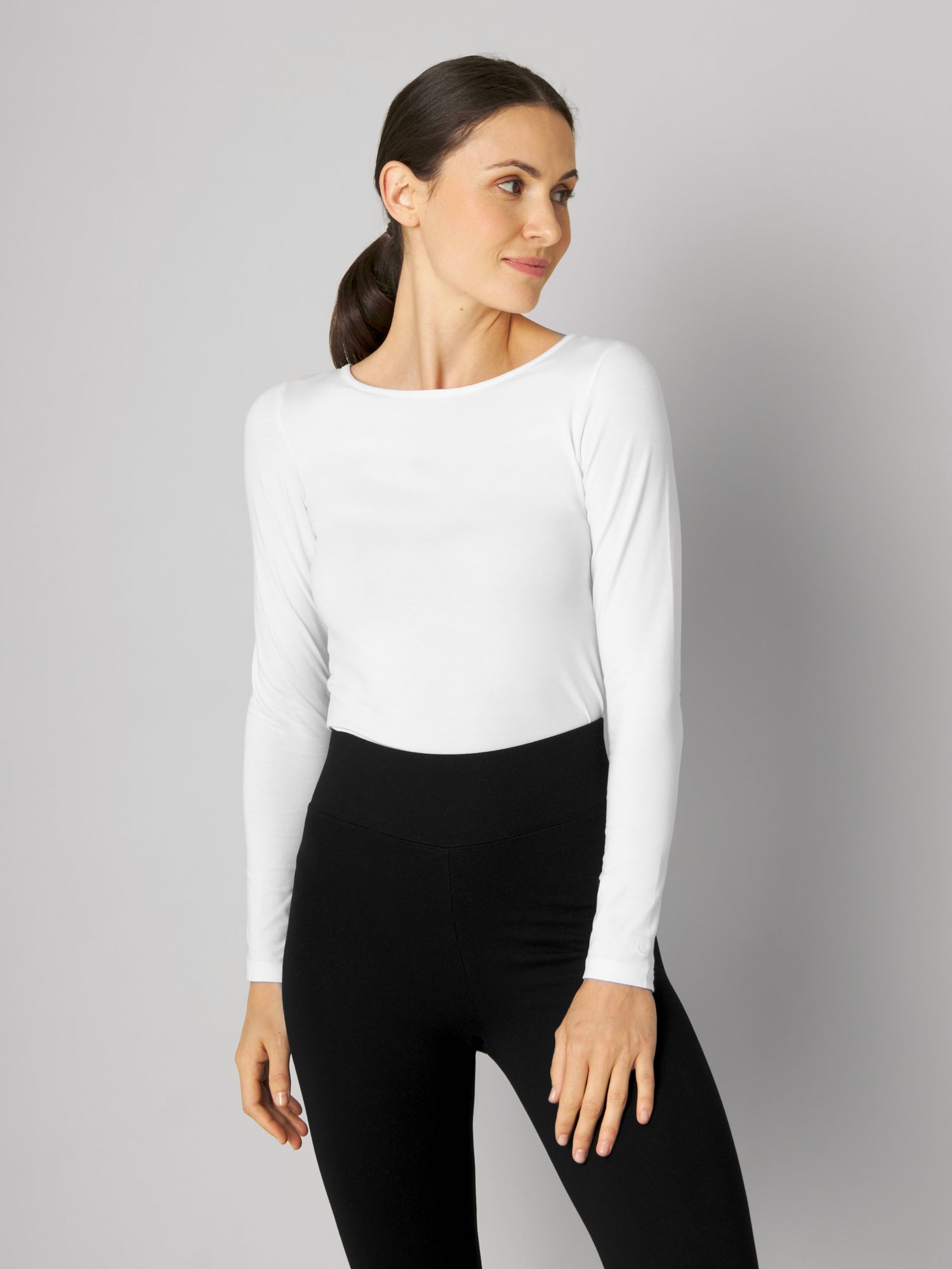 longsleeve_isa_white_M091_cd27f242-b4d2-4349-b85a-aac52d19ac99.jpg