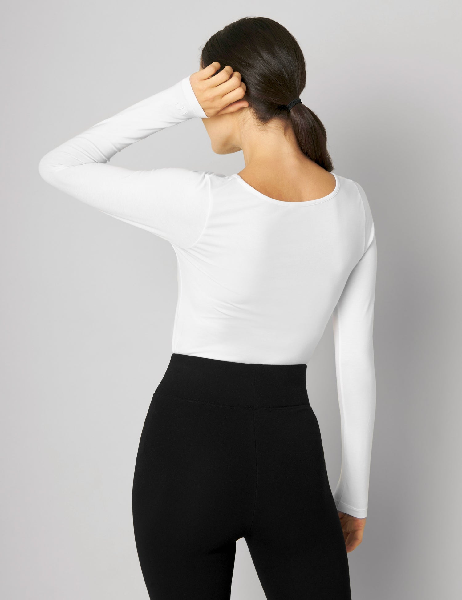 longsleeve_isa_white_M092.jpg