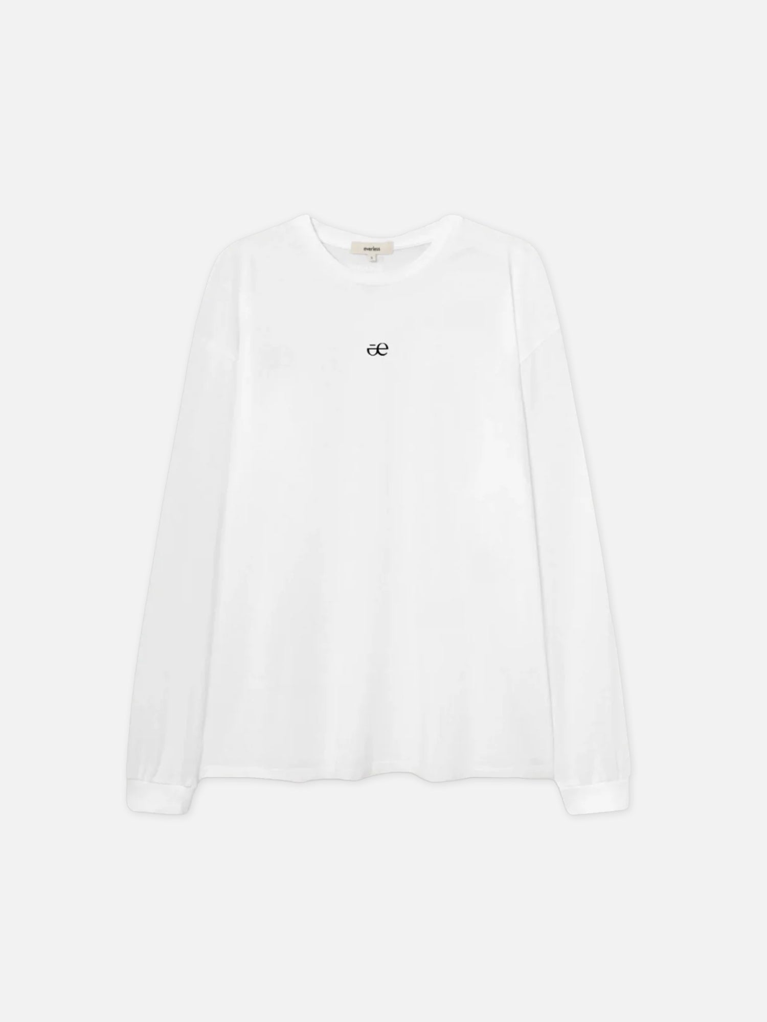Shirt CARLOTTA in Weiß mit schwarzem everless Logo Aufdruck mittig auf der Vorderseite
