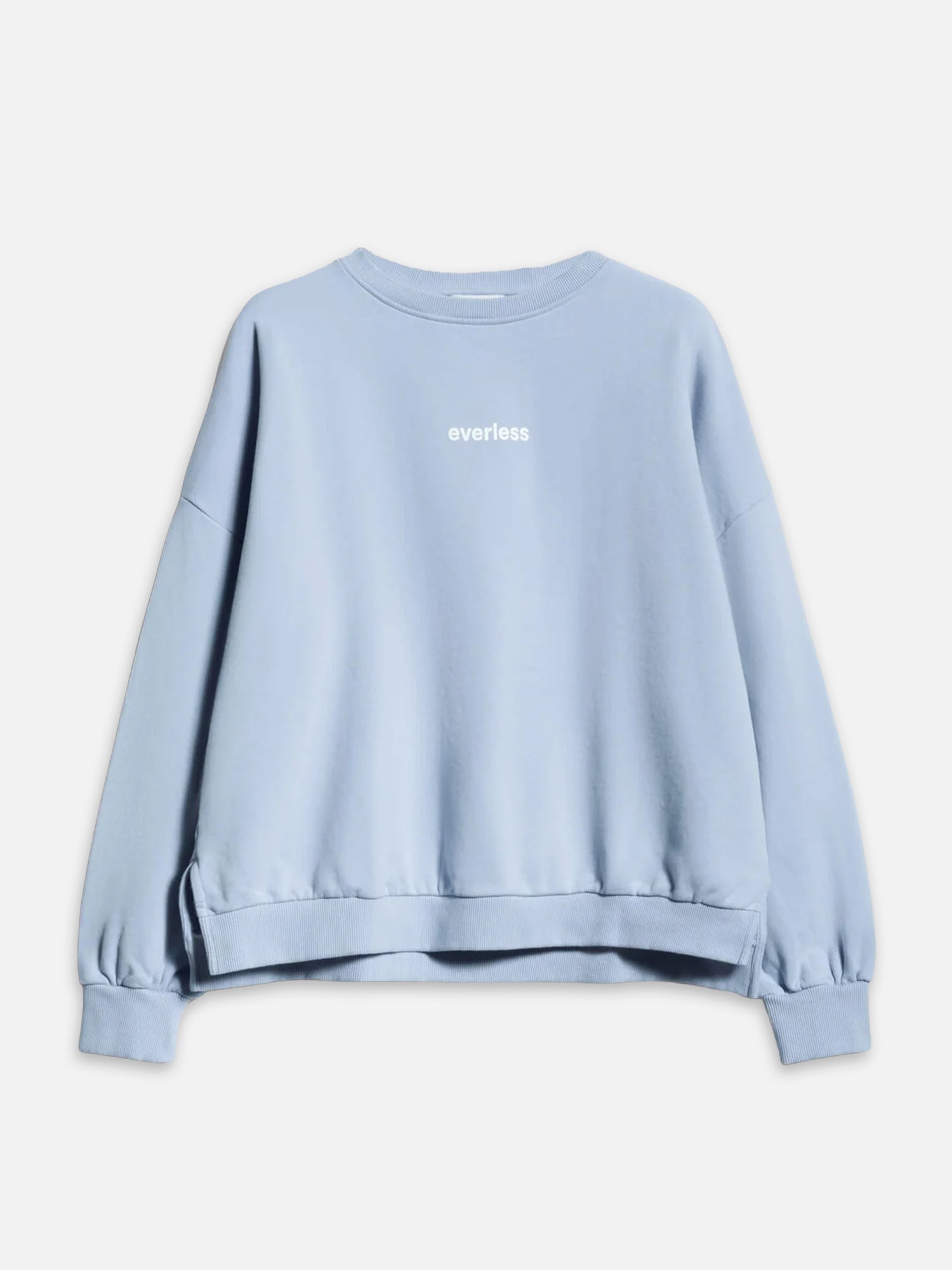 Sweater LAURA in der Farbe Skyblue mit weißer Schriftzug auf der Rückseite und everless Schriftlogo auf der Vorderseite