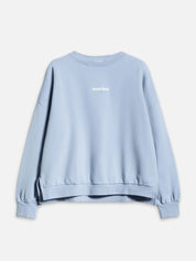 Sweater LAURA in der Farbe Skyblue mit weißer Schriftzug auf der Rückseite und everless Schriftlogo auf der Vorderseite