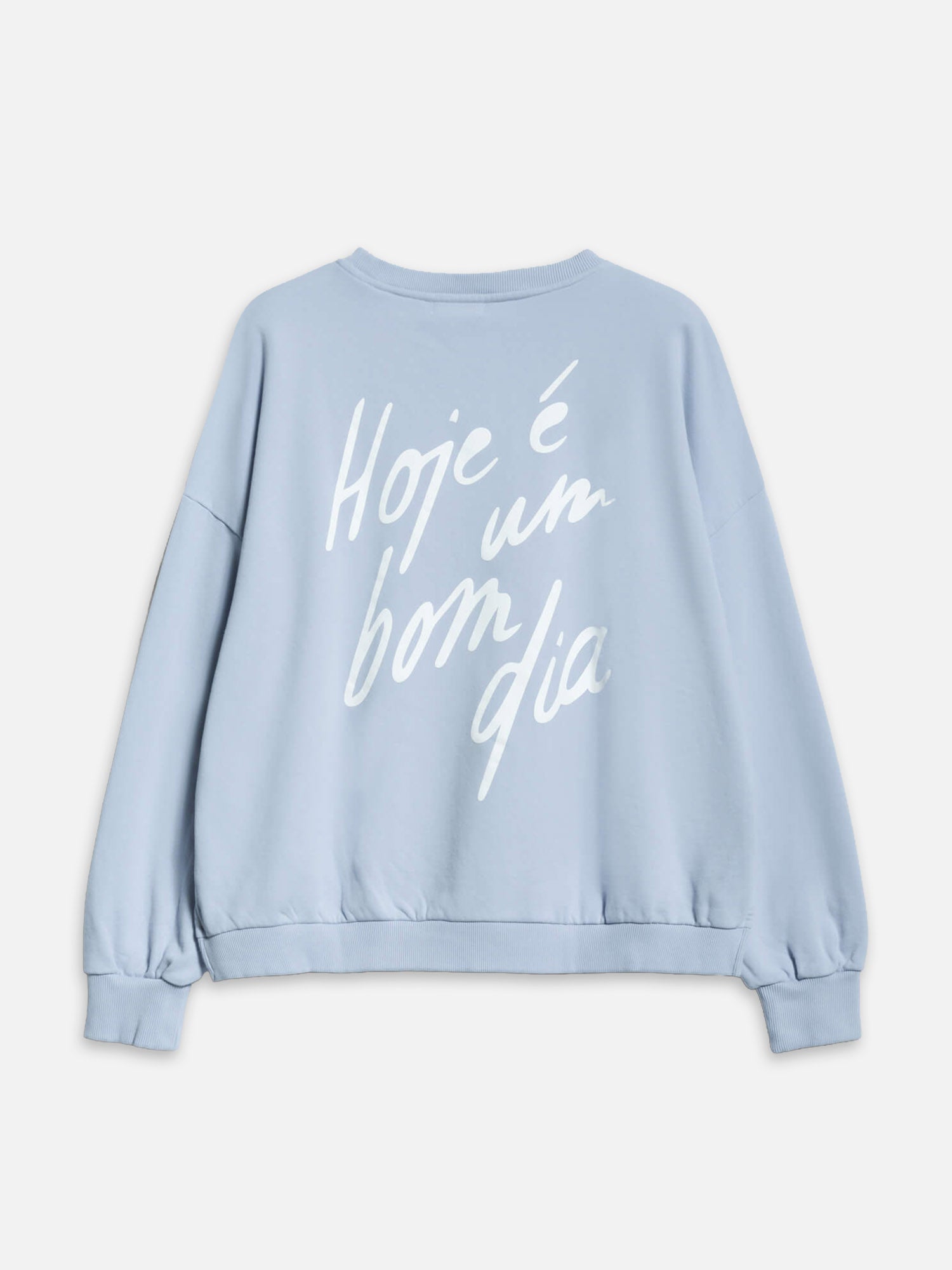 Sweater LAURA in der Farbe Skyblue mit weißem Schriftzug auf der Rückseite und auf der Vorderseite everless Schriftlogo