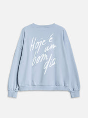 Sweater LAURA in der Farbe Skyblue mit weißem Schriftzug auf der Rückseite und auf der Vorderseite everless Schriftlogo